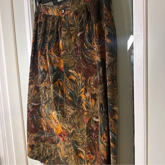 Size 2 /4 Vintage Berries and Leaves Corduroy Fabric Skirt - Picture 2 of 6